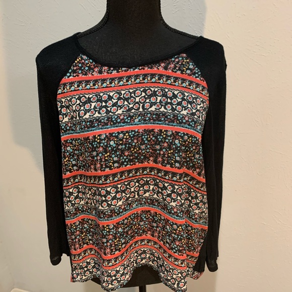 Xharalation top sz M like new - Picture 2 of 7